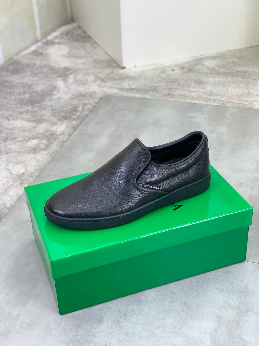 Men's shoes 💰P520 [New model] Water-dyed cow leather 💰High-quality business casual shoes 💎💎💎 BOTTEGA VENETA official website synchronizes the latest top version of BV in the market, accepts material comparison, shoe type comparison, process comparison, practical and textured, versatile and suitable for any occasion, the more you look at it, the more flavorful it becomes. Pure hand-woven craftsmanship - Upper material, hand-woven calfskin imported from Italy 🇮🇹 - High-quality water-dyed cowhide lining - Original private model customized outsole -Size: 39-45 Color: black or brown optional